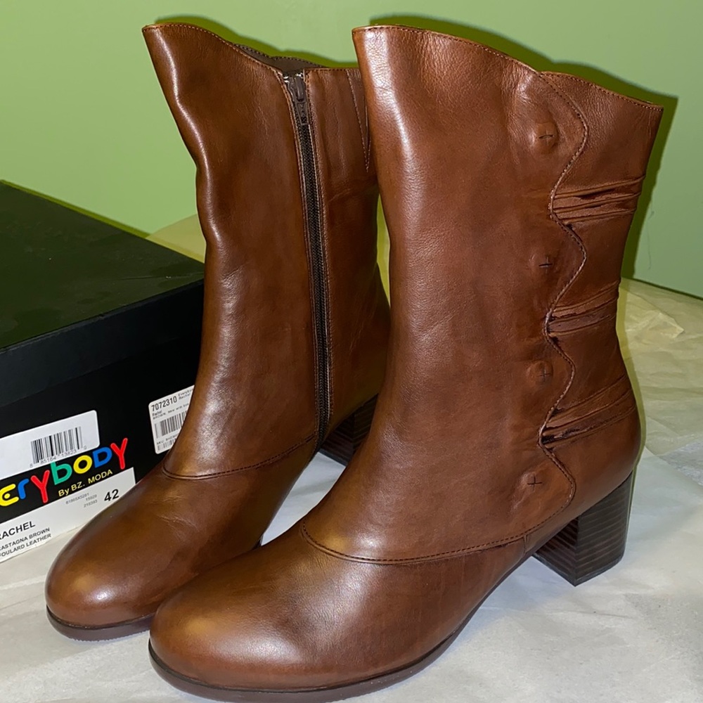 Everybody by BZ. Moda Rachel Midi Leather Boots